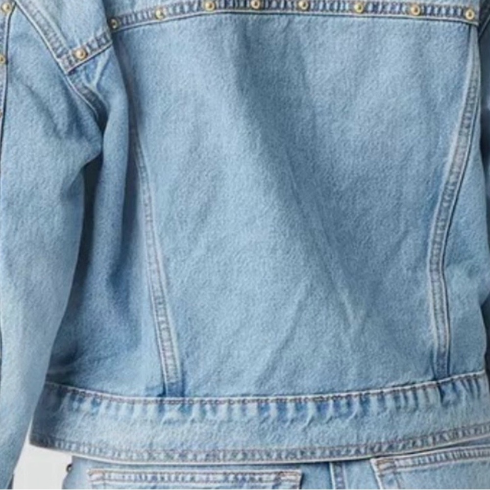 Universal Thread Women's
Studded Denim Trucker Jacket
Blue Size XXL - Picture 3 of 5
